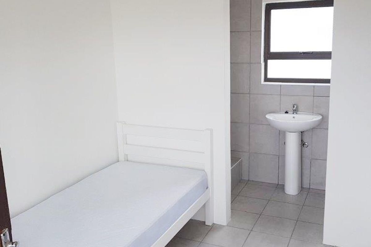 SUMMERSTRAND SEMI-FURNISHED STUDIO APARTMENT FOR RENT - Photo 2