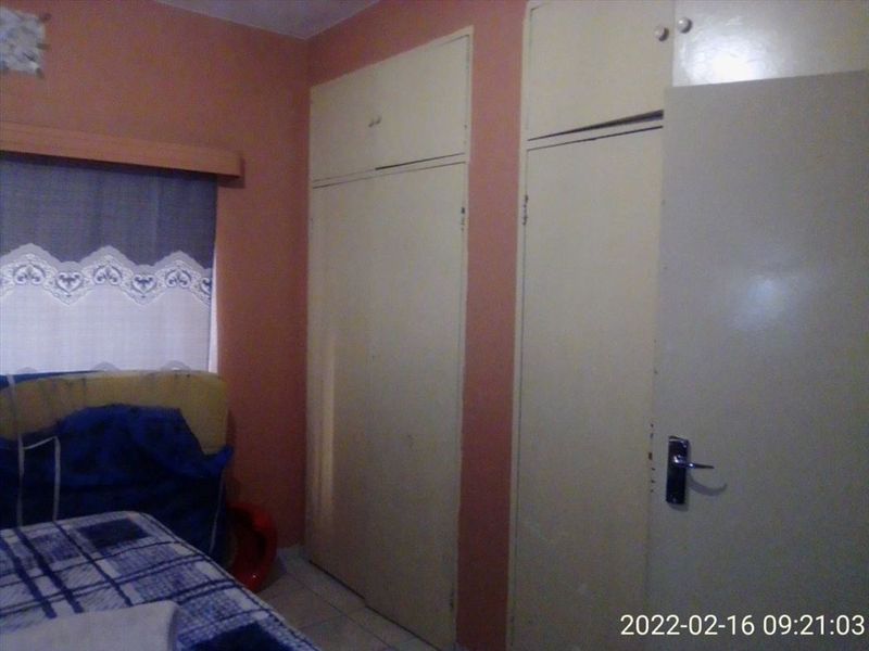 2 Bedroom Apartment with pool in complex - Photo 4