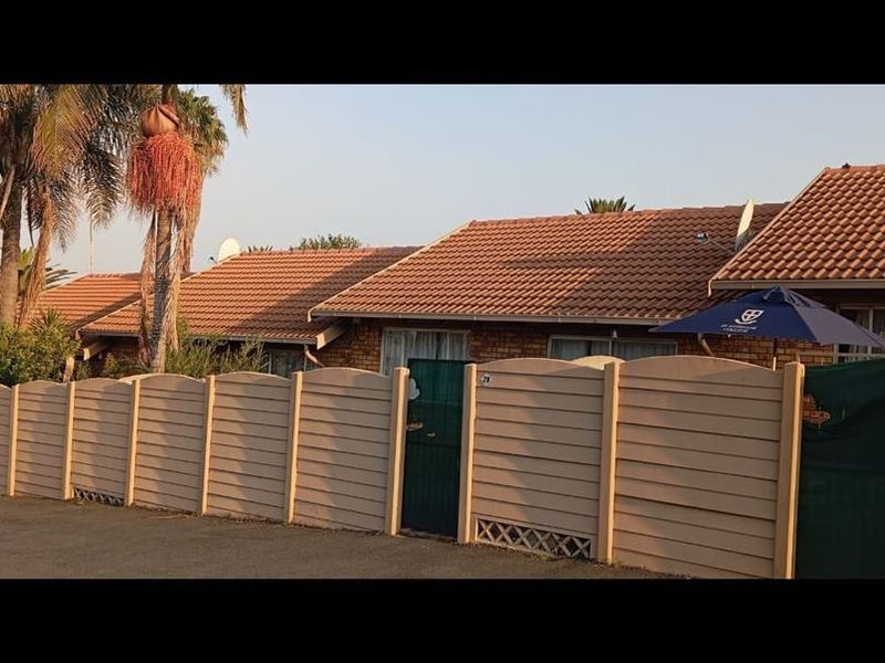 2 Bedroom Townhouse with own private yard - Photo 1