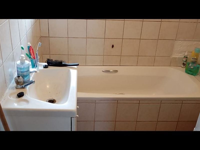 2 Bedroom Townhouse with own private yard - Photo 10