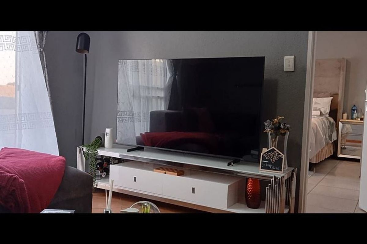 2 Bedroom Townhouse with own private yard - Photo 4