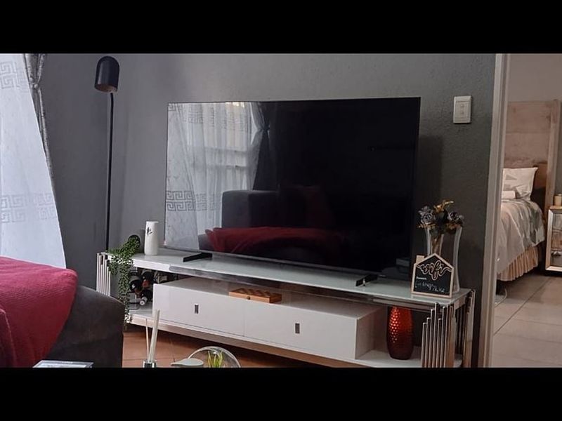 2 Bedroom Townhouse with own private yard - Photo 4