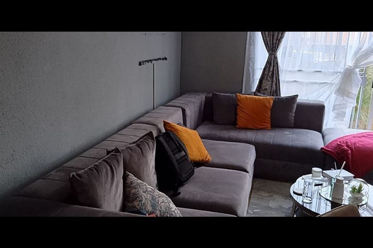 2 Bedroom Townhouse with own private yard - Photo 3
