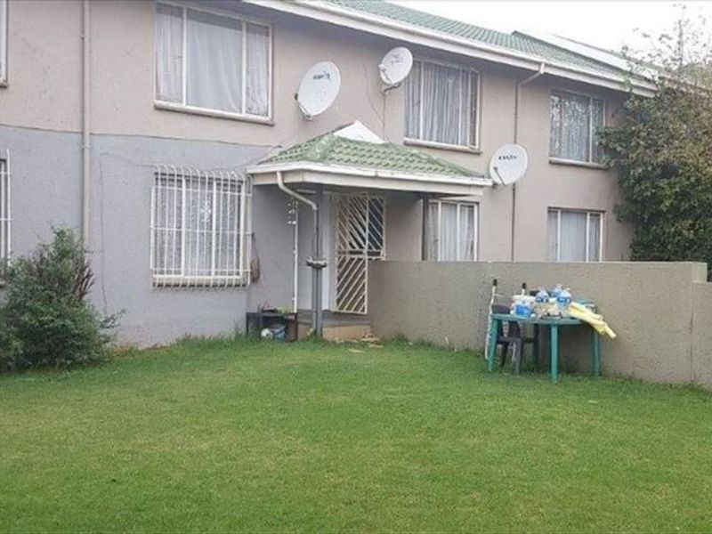 Ground floor townhouse with pool in complex - Photo 1