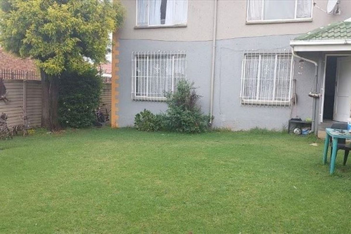 Ground floor townhouse with pool in complex - Photo 2