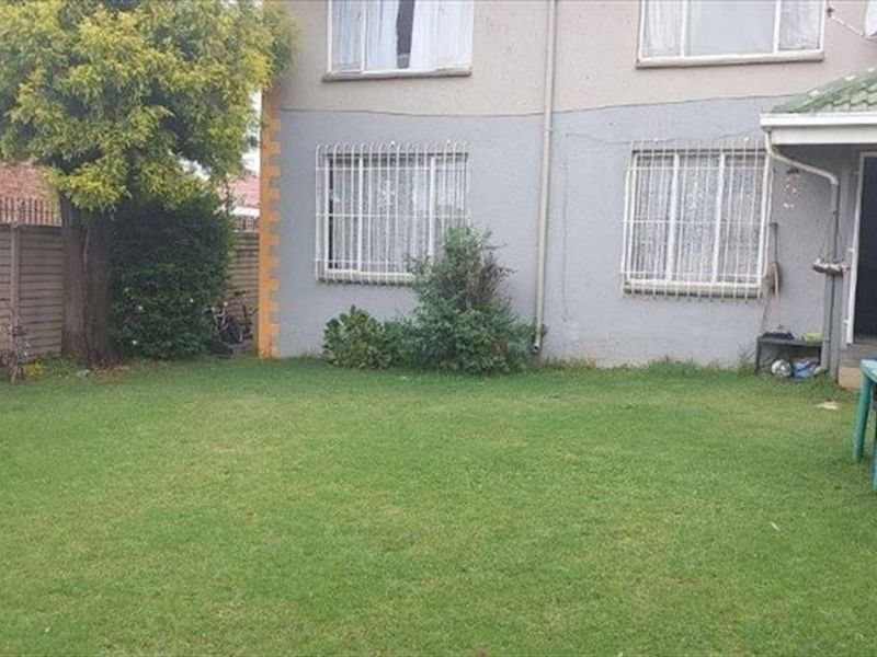 Ground floor townhouse with pool in complex - Photo 2