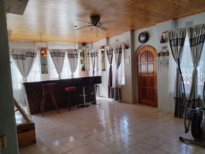Spacious 4-Bedroom Family Home with Flatlet in Bonaero Park - Photo 10