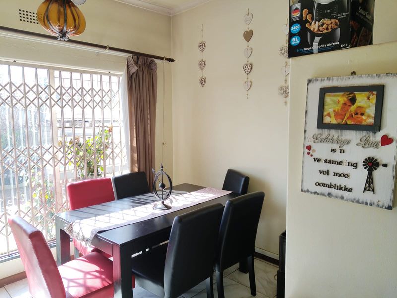 Spacious 4-Bedroom Family Home with Flatlet in Bonaero Park - Photo 8
