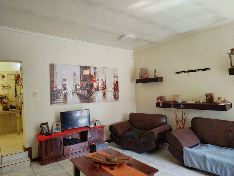 Spacious 4-Bedroom Family Home with Flatlet in Bonaero Park - Photo 7