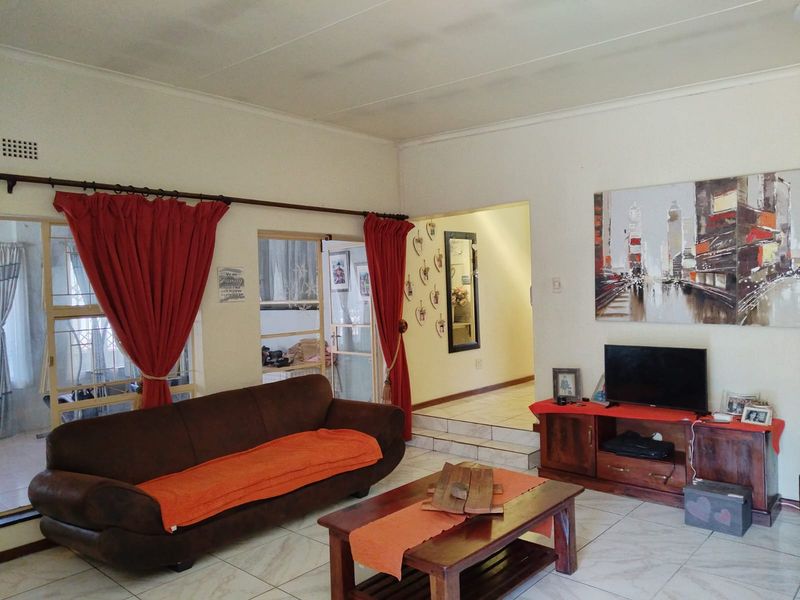 Spacious 4-Bedroom Family Home with Flatlet in Bonaero Park - Photo 6