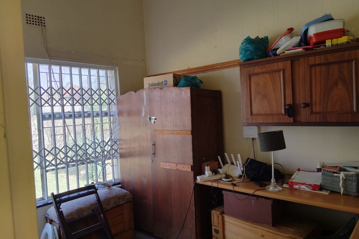 Spacious 4-Bedroom Family Home with Flatlet in Bonaero Park - Photo 5