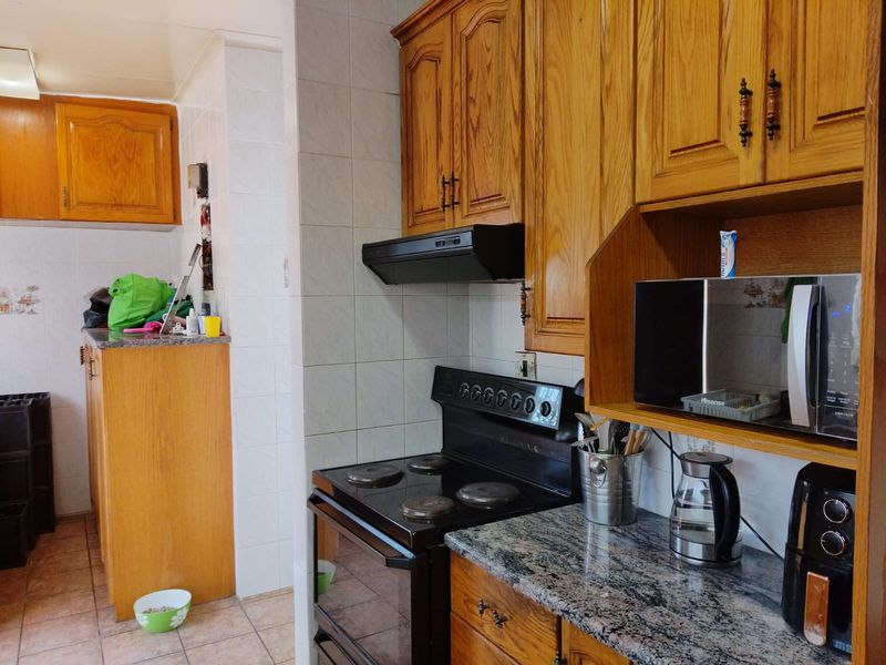 Spacious 4-Bedroom Family Home with Flatlet in Bonaero Park - Photo 4