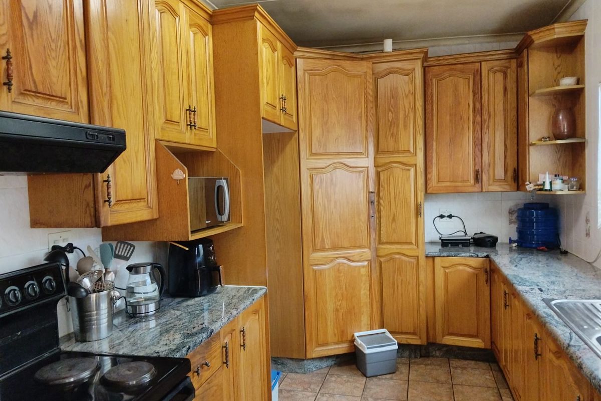 Spacious 4-Bedroom Family Home with Flatlet in Bonaero Park - Photo 3