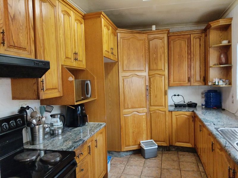Spacious 4-Bedroom Family Home with Flatlet in Bonaero Park - Photo 3