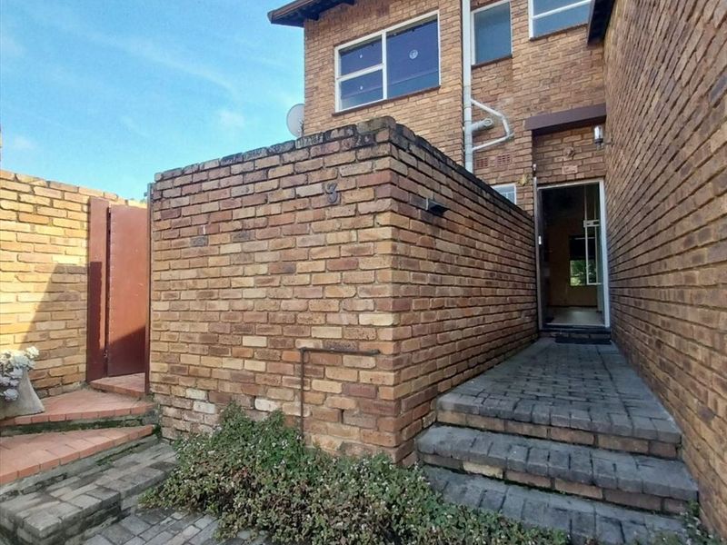 2 Bedroom duplex townhouse for sale in Birchleigh - Photo 2