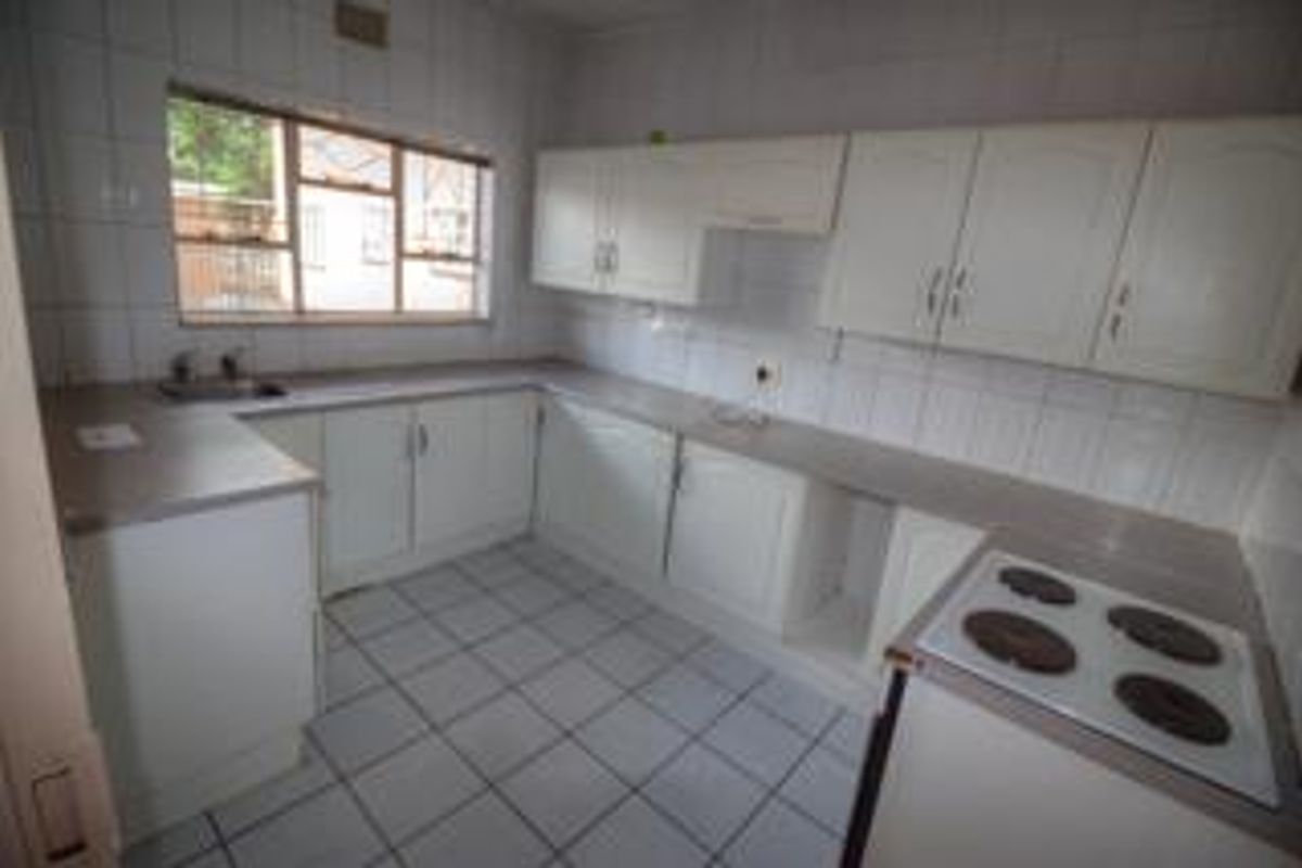 Spacious Ground Floor Apartment with Garage - Photo 2