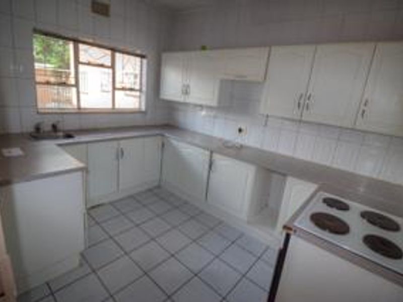 Spacious Ground Floor Apartment with Garage - Photo 2