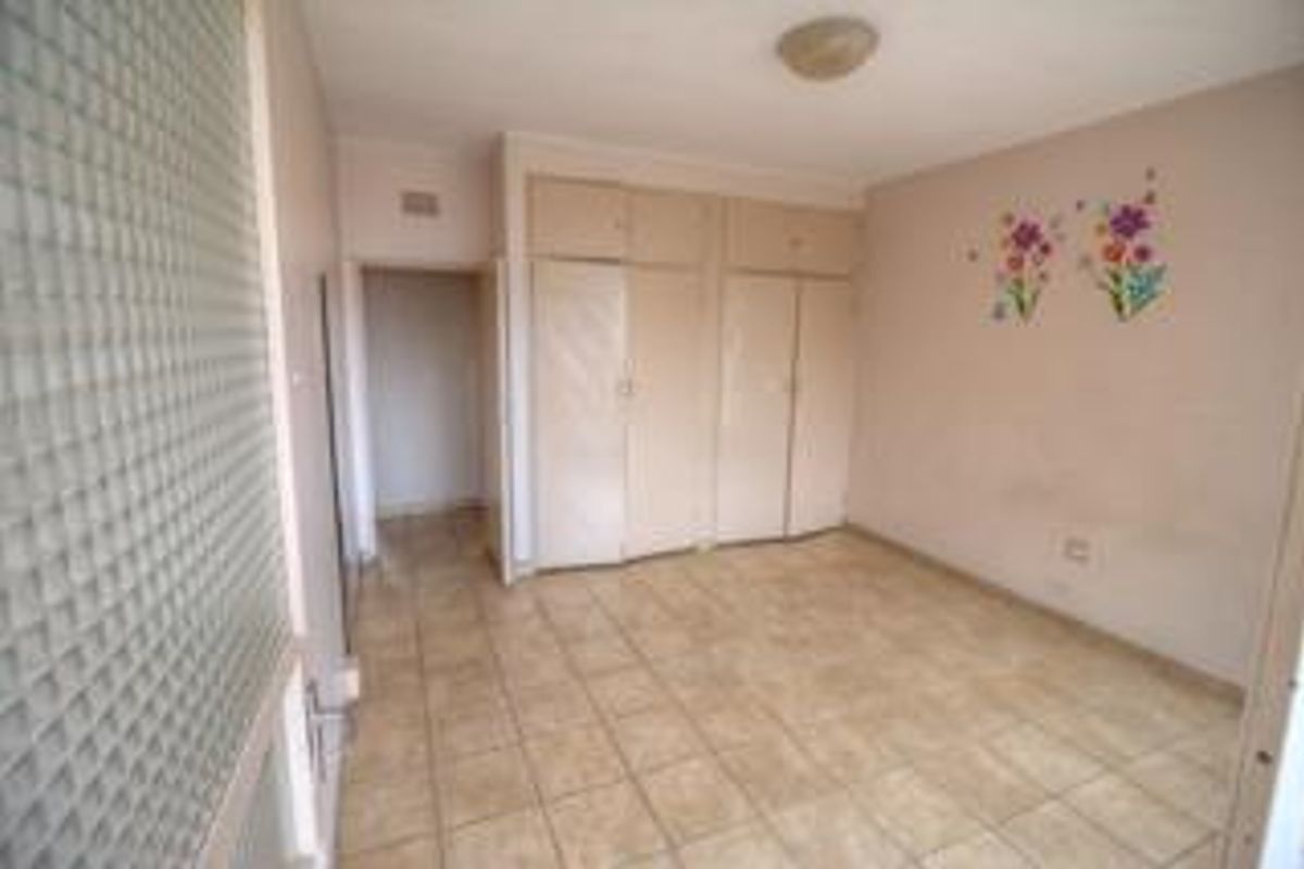 Spacious Ground Floor Apartment with Garage - Photo 3