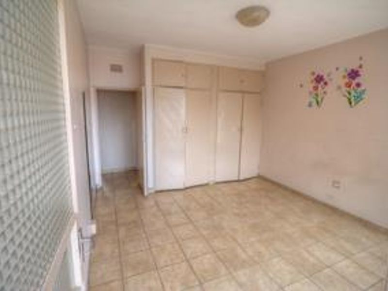 Spacious Ground Floor Apartment with Garage - Photo 3