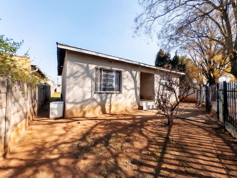 Charming Family Home in Brakpan - Photo 2