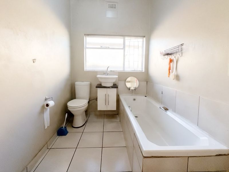 Charming Family Home in Brakpan - Photo 10