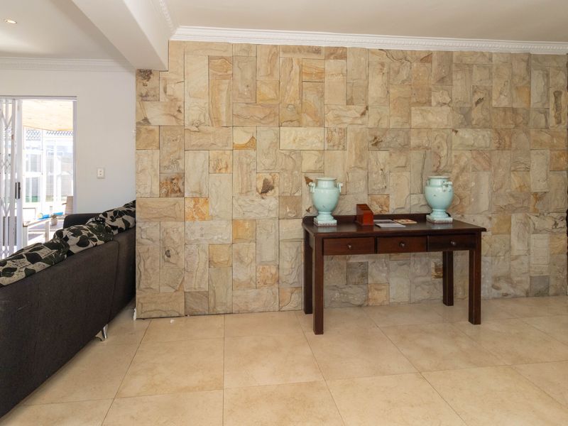 Elegant Family Living Home - Photo 10