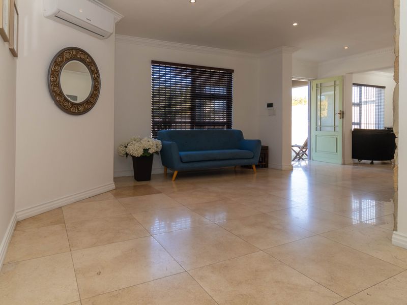 Elegant Family Living Home - Photo 6