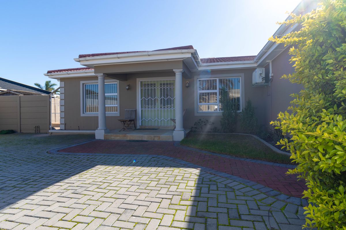 Elegant Family Living Home - Photo 2