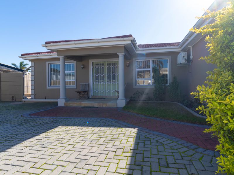 Elegant Family Living Home - Photo 2