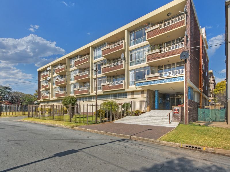 PERFECT LOCK UP AND GO IN A WELL MAINTAINED COMPLEX WITH A 24 HOUR GUARD!!!! - Photo 1