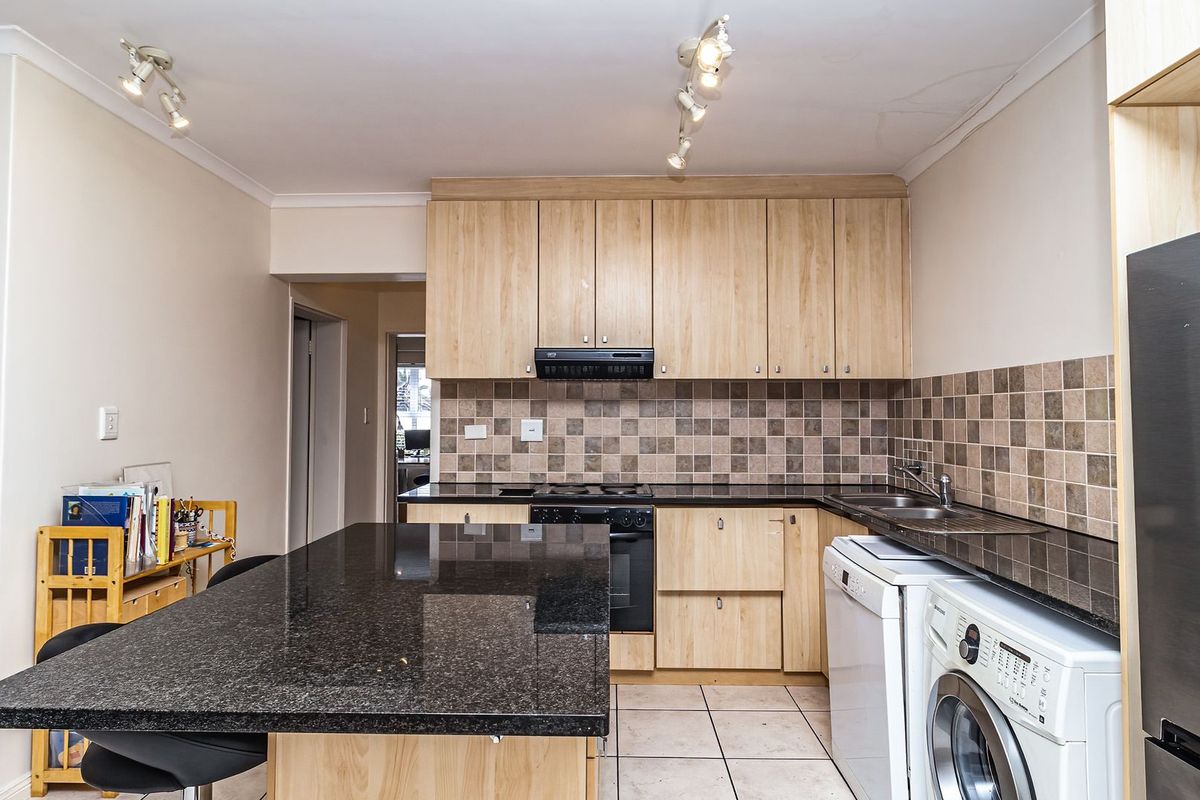 Spacious ground floor apartment in private complex - Photo 2