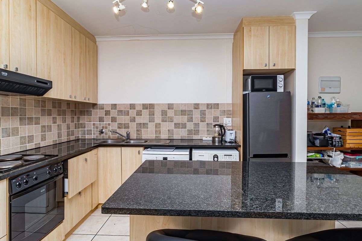 Spacious ground floor apartment in private complex - Photo 3