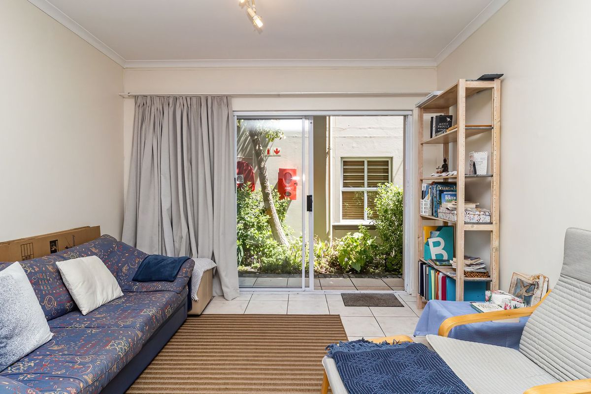 Spacious ground floor apartment in private complex - Photo 5