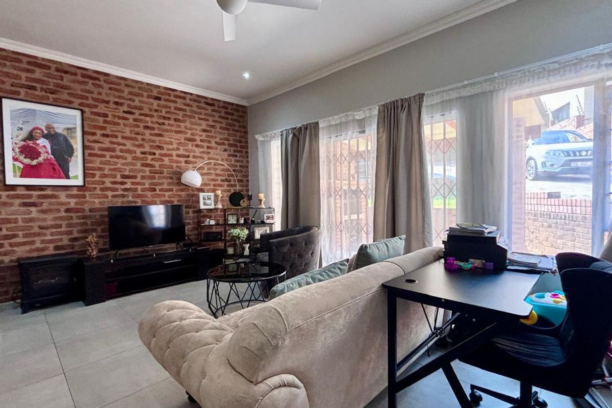 2 BEDROOM APARTMENT TO LET - Photo 2