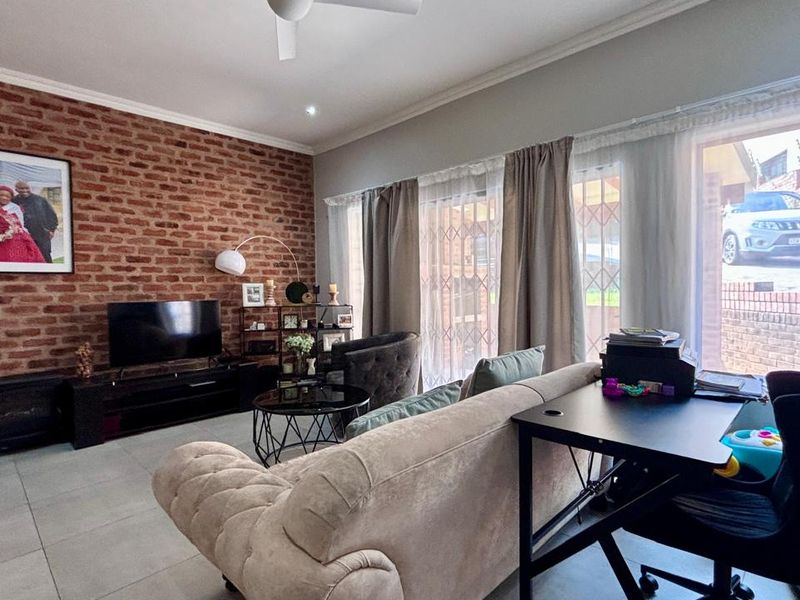 2 BEDROOM APARTMENT TO LET - Photo 2