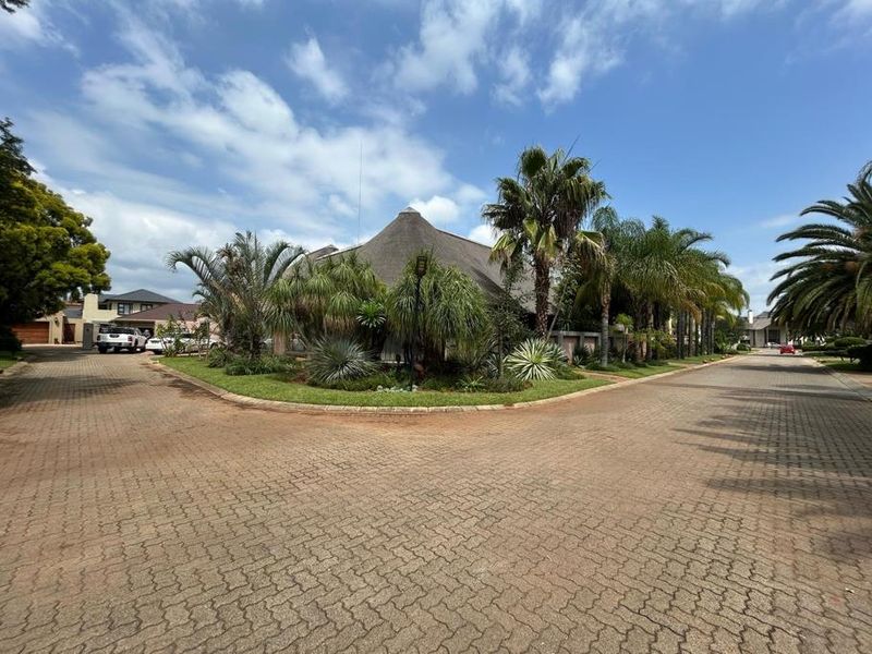 Stunning 5-Bedroom Thatch Roof Family Home To Rent in Secure Estate - Photo 1