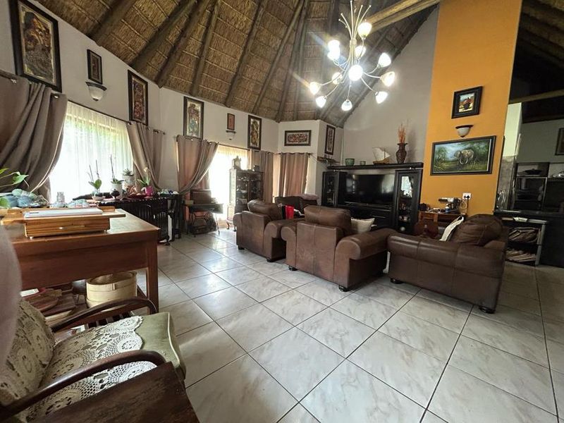 Stunning 5-Bedroom Thatch Roof Family Home To Rent in Secure Estate - Photo 2