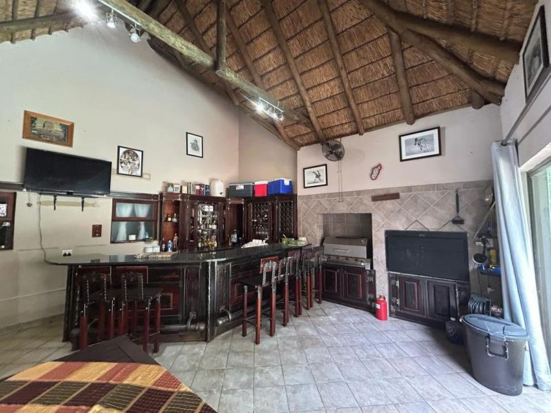 Stunning 5-Bedroom Thatch Roof Family Home To Rent in Secure Estate - Photo 10