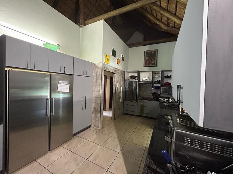Stunning 5-Bedroom Thatch Roof Family Home To Rent in Secure Estate - Photo 9