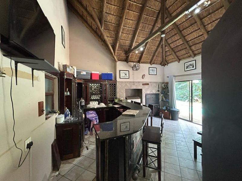 Stunning 5-Bedroom Thatch Roof Family Home To Rent in Secure Estate - Photo 8