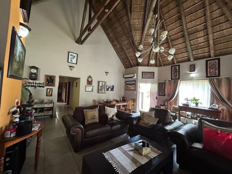 Stunning 5-Bedroom Thatch Roof Family Home To Rent in Secure Estate - Photo 6