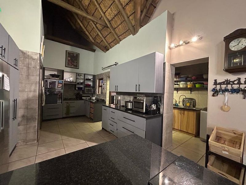 Stunning 5-Bedroom Thatch Roof Family Home To Rent in Secure Estate - Photo 4