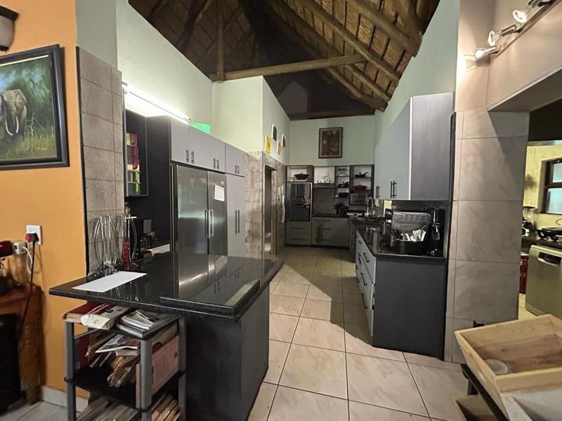 Stunning 5-Bedroom Thatch Roof Family Home To Rent in Secure Estate - Photo 5