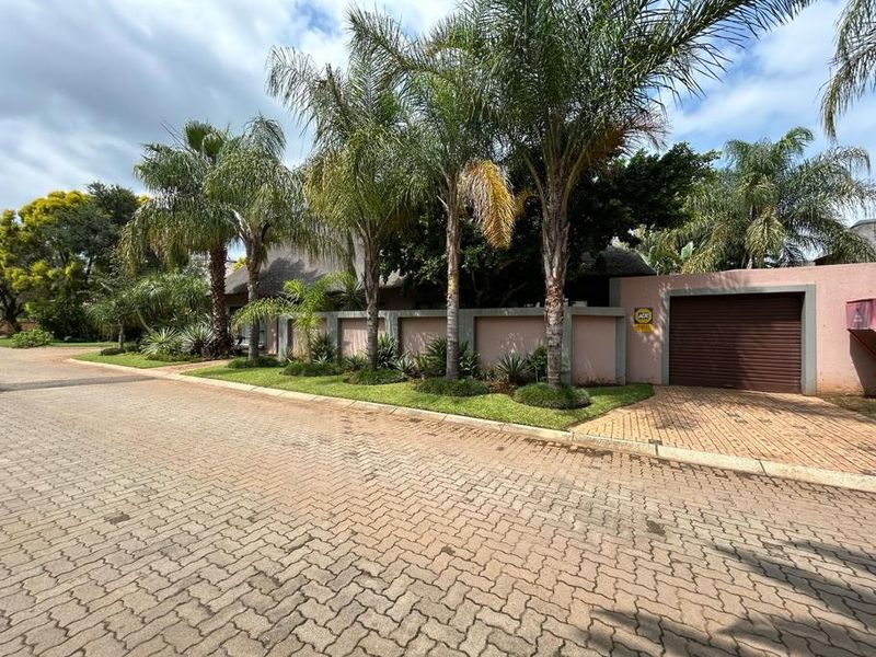 Stunning 5-Bedroom Thatch Roof Family Home To Rent in Secure Estate - Photo 3