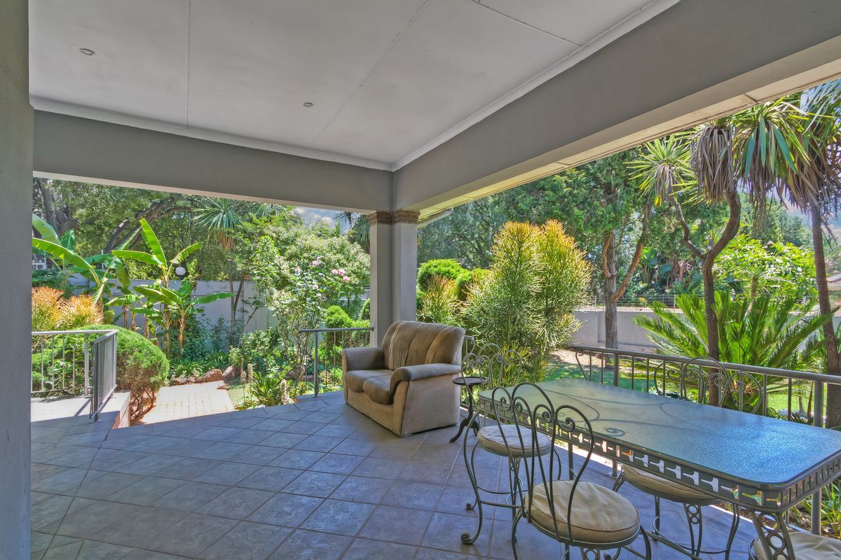SPACIOUS FAMILY HOME. PERFECT POSIONED WITHIN A QUIET BOOMED OFF ENCLOSURE ACROSS BORDER OF WAVERLEY - Photo 5