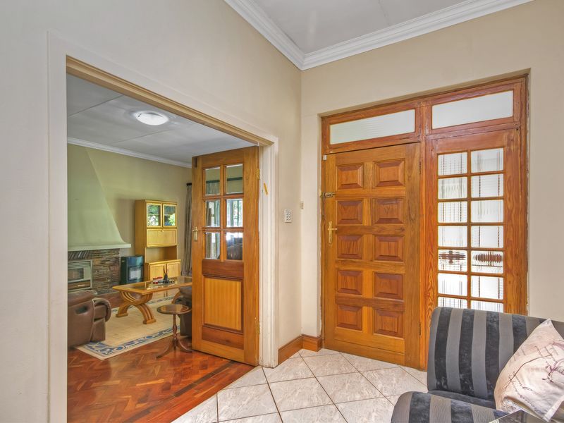 SPACIOUS FAMILY HOME. PERFECT POSIONED WITHIN A QUIET BOOMED OFF ENCLOSURE ACROSS BORDER OF WAVERLEY - Photo 8