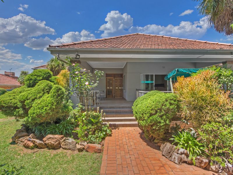 SPACIOUS FAMILY HOME. PERFECT POSIONED WITHIN A QUIET BOOMED OFF ENCLOSURE ACROSS BORDER OF WAVERLEY - Photo 6