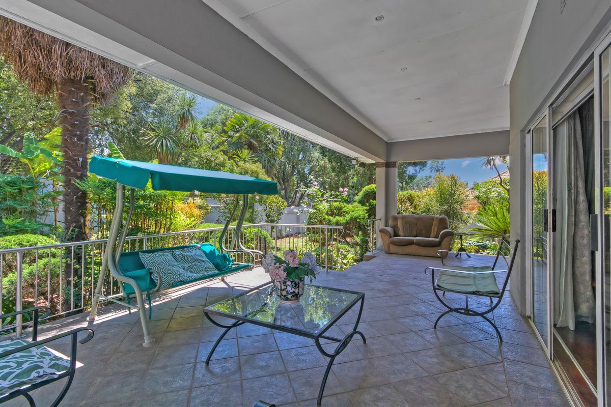 SPACIOUS FAMILY HOME. PERFECT POSIONED WITHIN A QUIET BOOMED OFF ENCLOSURE ACROSS BORDER OF WAVERLEY - Photo 4