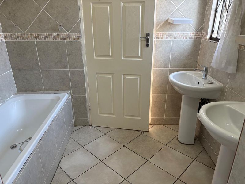 3 Bedroom House - Photo 9