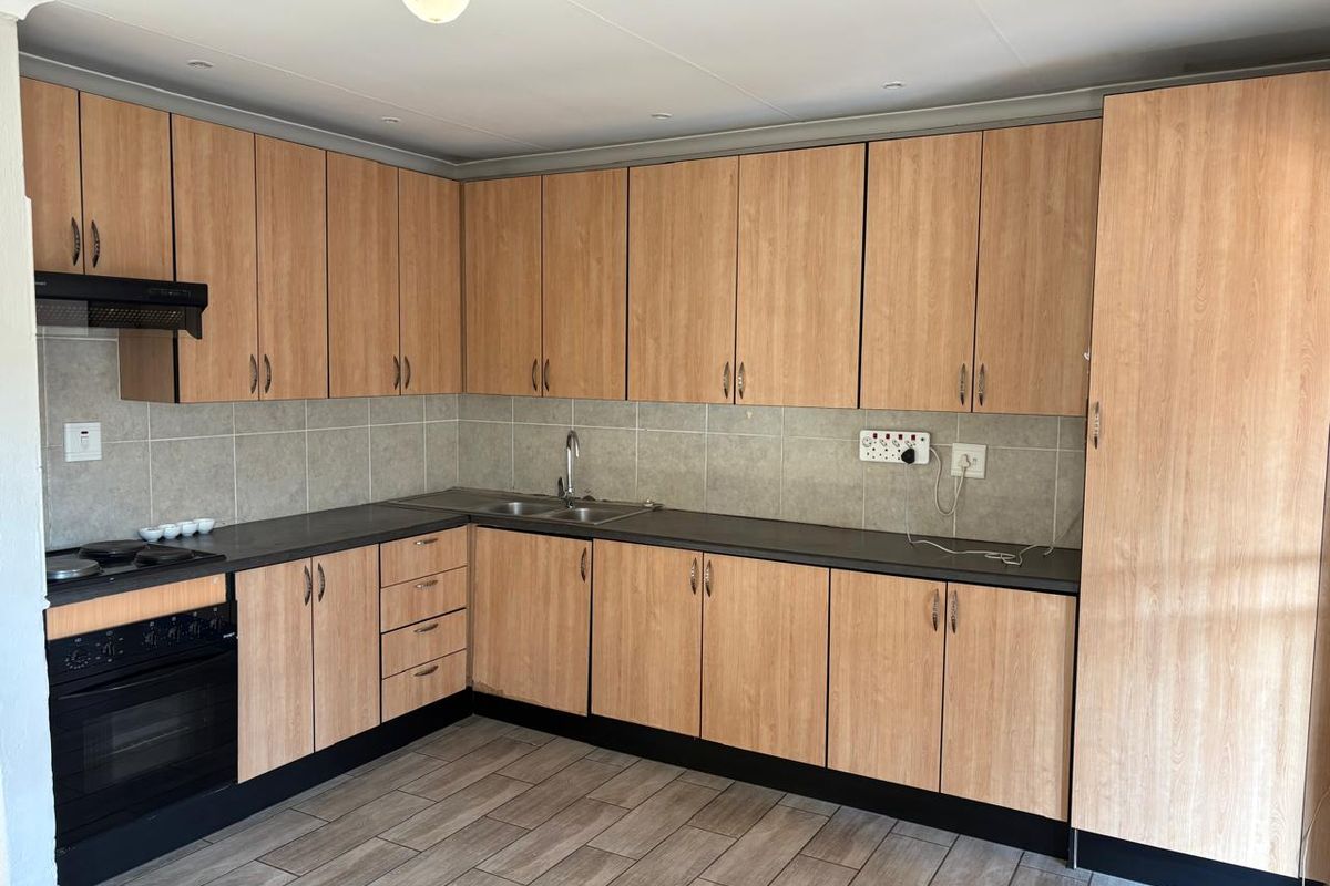 3 Bedroom House - Photo 2